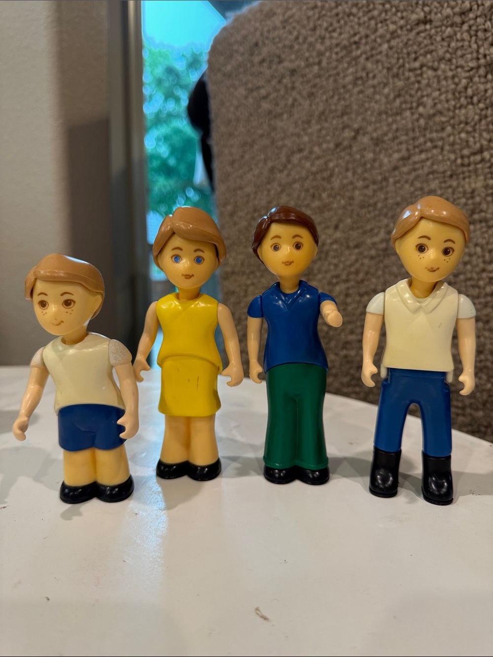 Plastic Mini Figure Family Pack - Yellow, Blue, Green, White